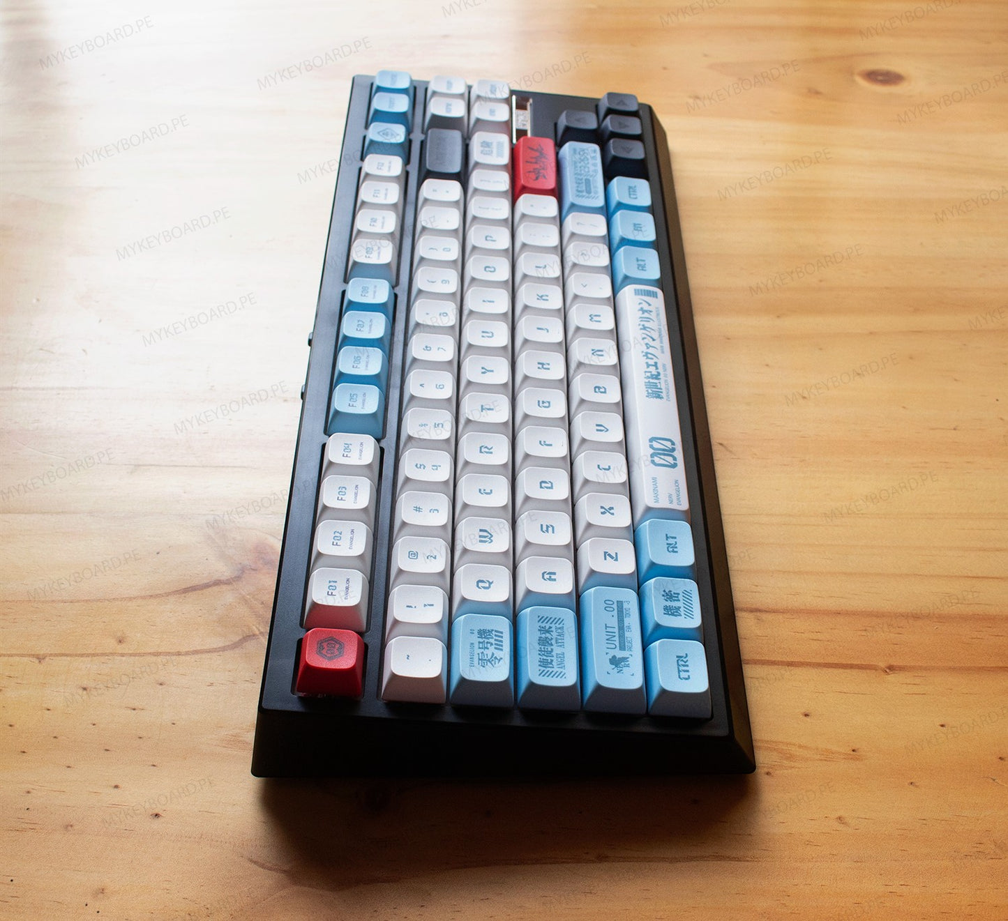 Teclado mecánico MyKeyboard EPOMAKER G84 HE con diseño EVA 00, teclas PBT blancas y azules y switches magnéticos.