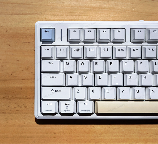 Teclado mecánico MyKeyboard EPOMAKER TH80 V2 Pro blanco con teclas de colores y pantalla LCD personalizable
