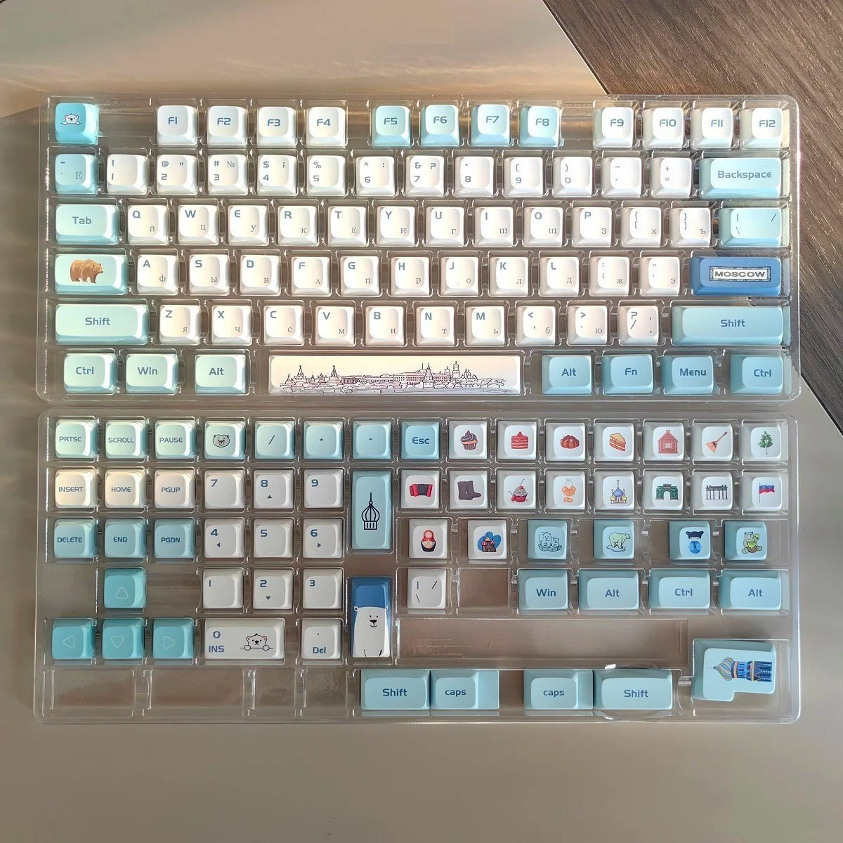 Set de 128 keycaps MyKeyboard con temática Moscú, perfil XDA, fabricadas en PBT con sublimación térmica en azul y blanco