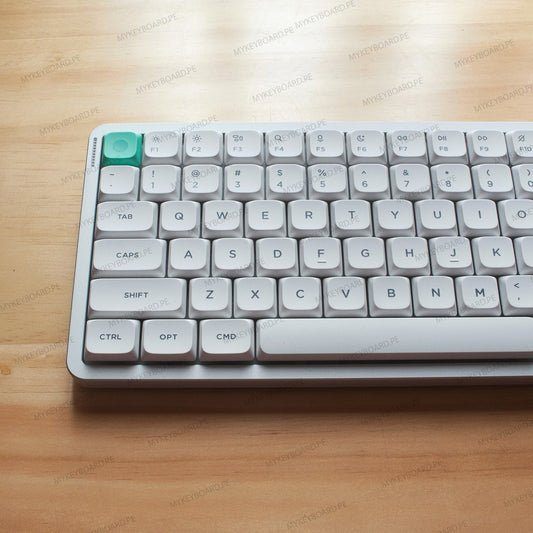 Teclado mecánico MyKeyboard NuPhy Air75 V3 en color Nova White con teclas PBT y diseño ultrafino sobre mesa de madera