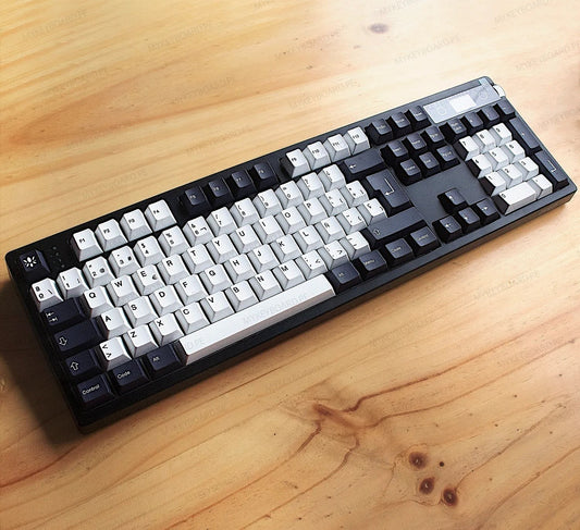 Teclado mecánico MyKeyboard EPOMAKER TH108 PRO en español con teclas blancas y negras sobre escritorio de madera