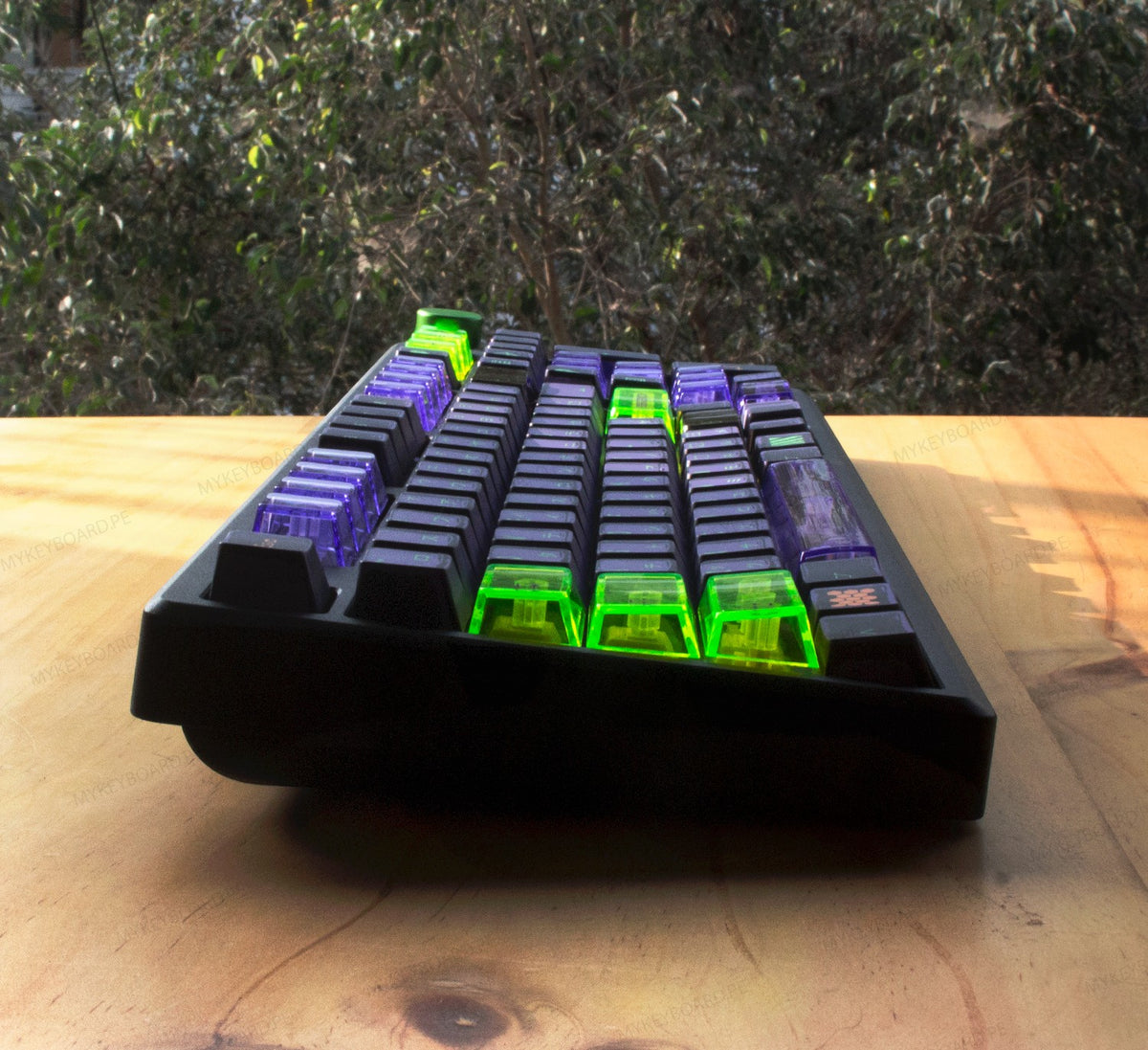 Teclado mecánico MyKeyboard EPOMAKER Galaxy100 EVA01 con chasis de aluminio, teclas translúcidas verdes y moradas.