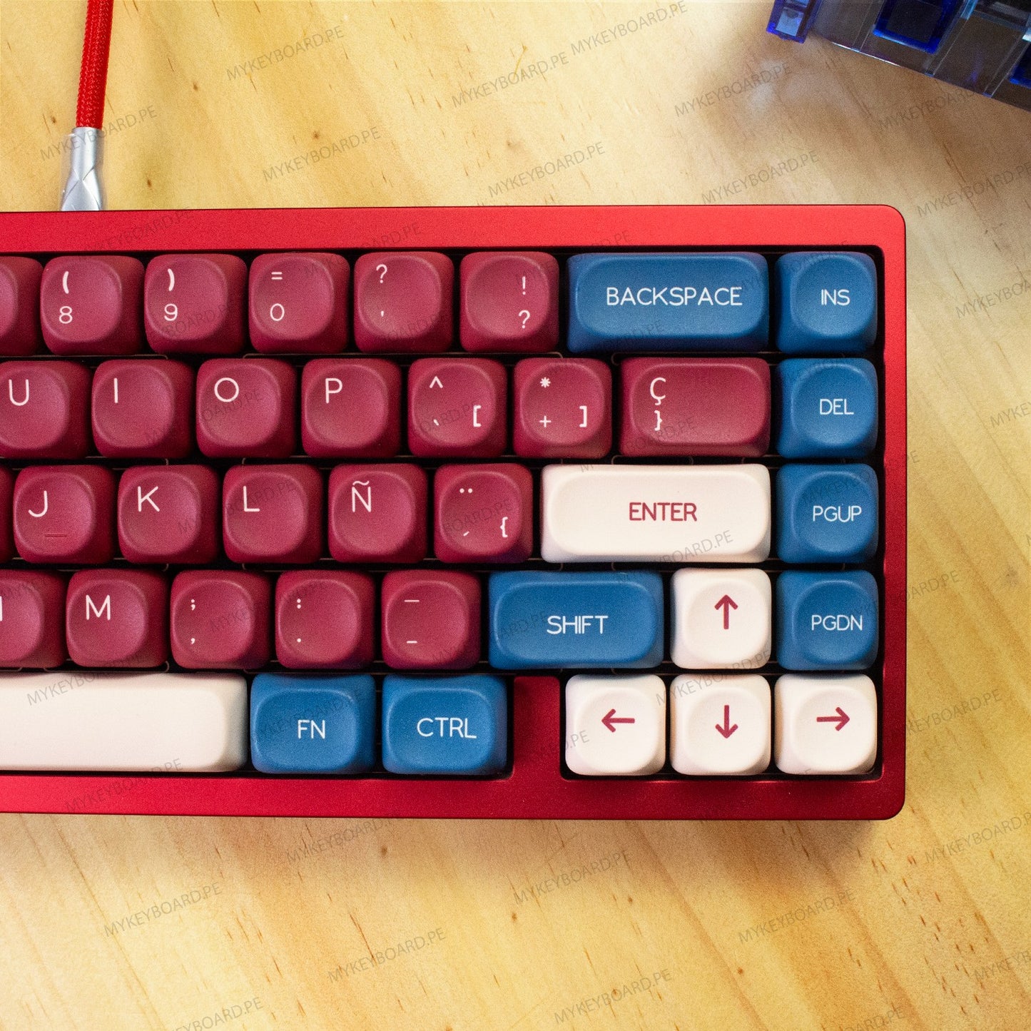 Teclado mecánico MyKeyboard WEIKAV Lucky65 V2 Red Bean formato 65% con teclas rojas, azules y blancas sobre madera