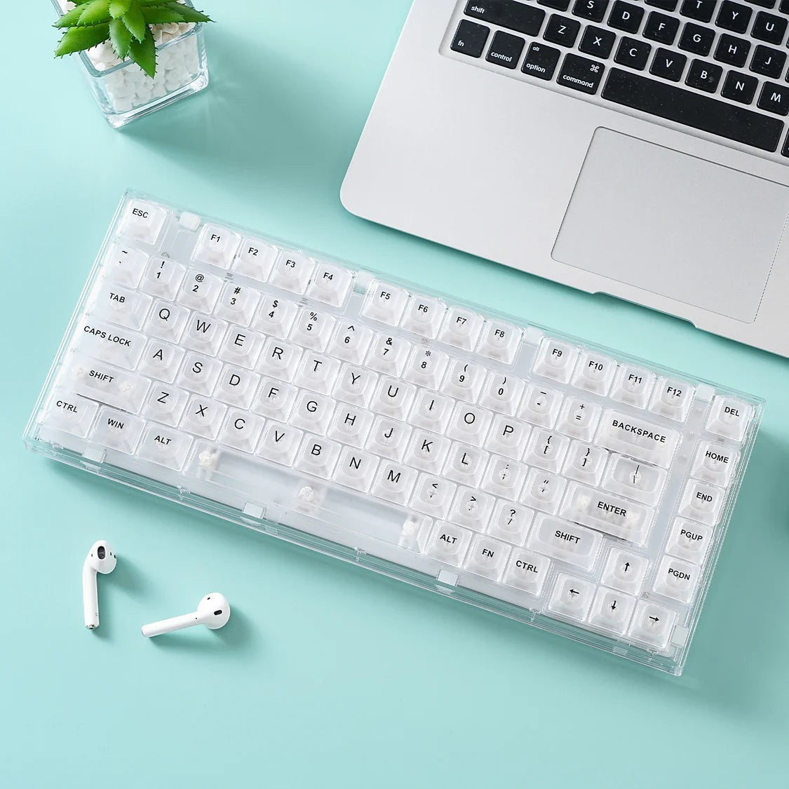 Teclado mecánico MyKeyboard YUNZII X75 Pro transparente con diseño 75% y teclas cristalinas sobre escritorio moderno