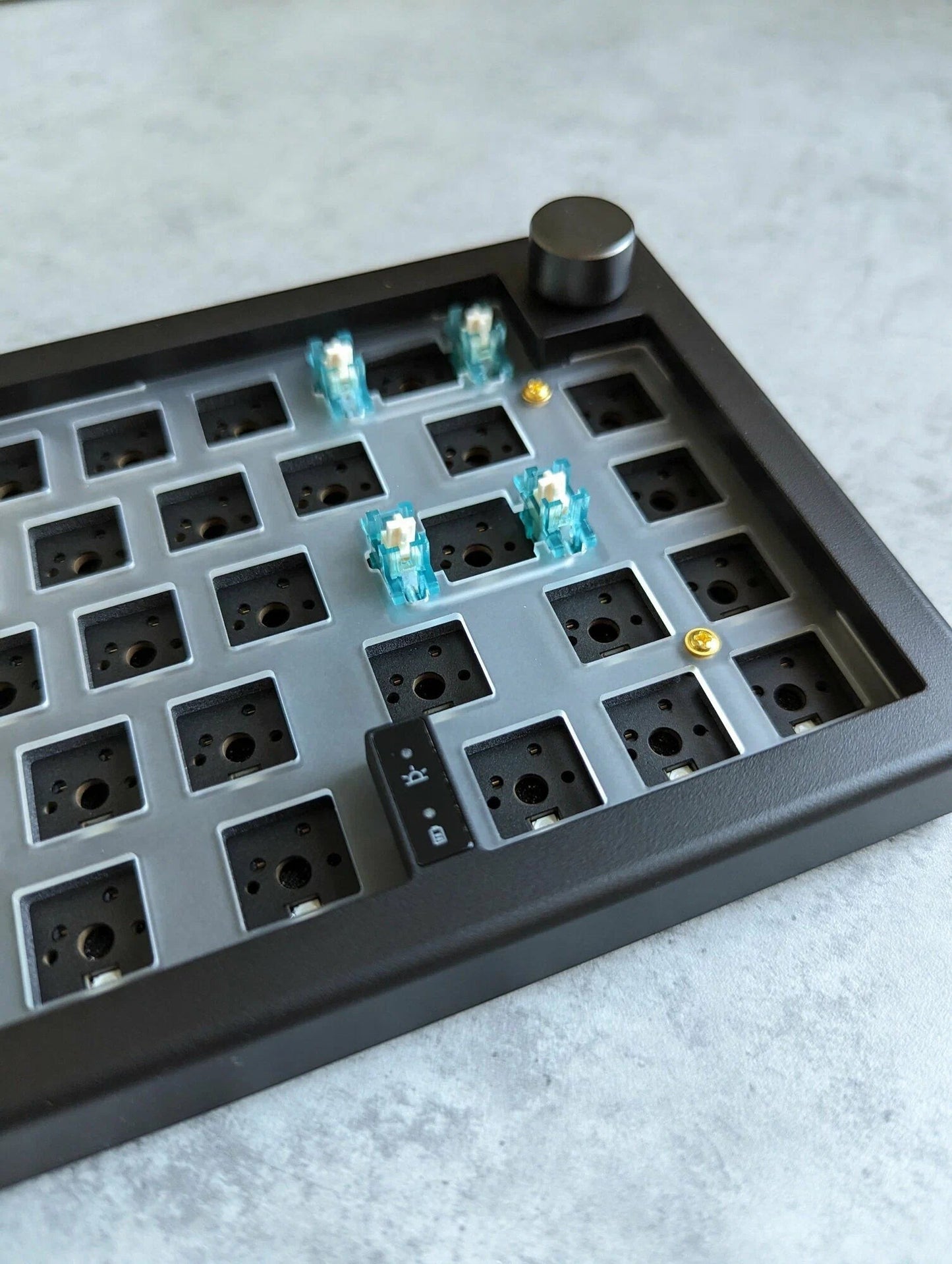 Base de teclado mecánico MyKeyboard ZUOYA GMK67 V2 65% negra con hot swap, estabilizadores azules y rueda de volumen