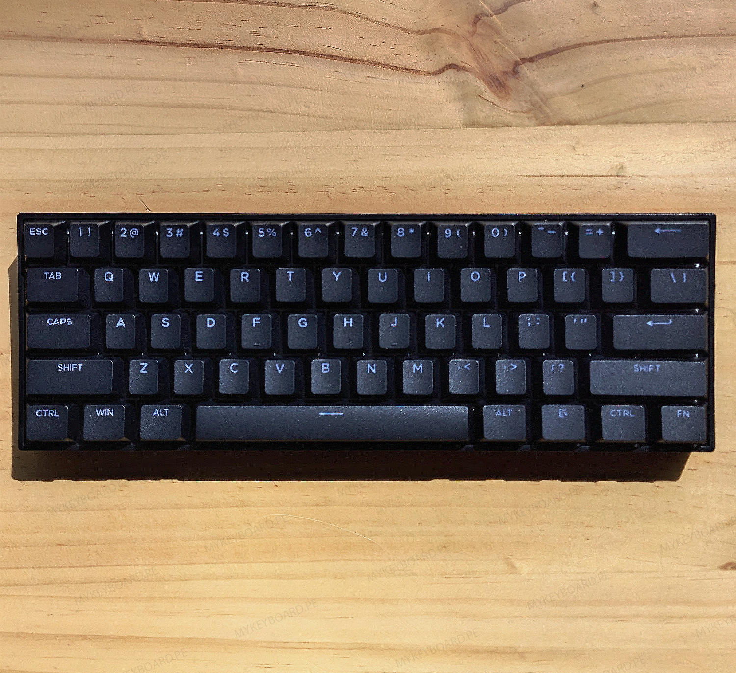 Vista frontal del teclado magnético MCHOSE Ace 60 Pro Black en mykeyboard.pe, formato 60% con iluminación RGB activa.