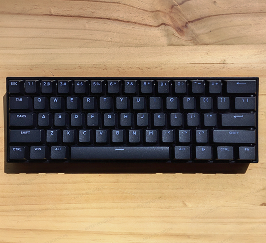 Vista frontal del teclado magnético MCHOSE Ace 60 Pro Black en mykeyboard.pe, formato 60% con iluminación RGB activa.
