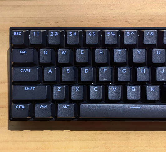 Vista frontal del teclado magnético MCHOSE Ace 60 Pro Black en mykeyboard.pe, formato 60% con iluminación RGB activa.