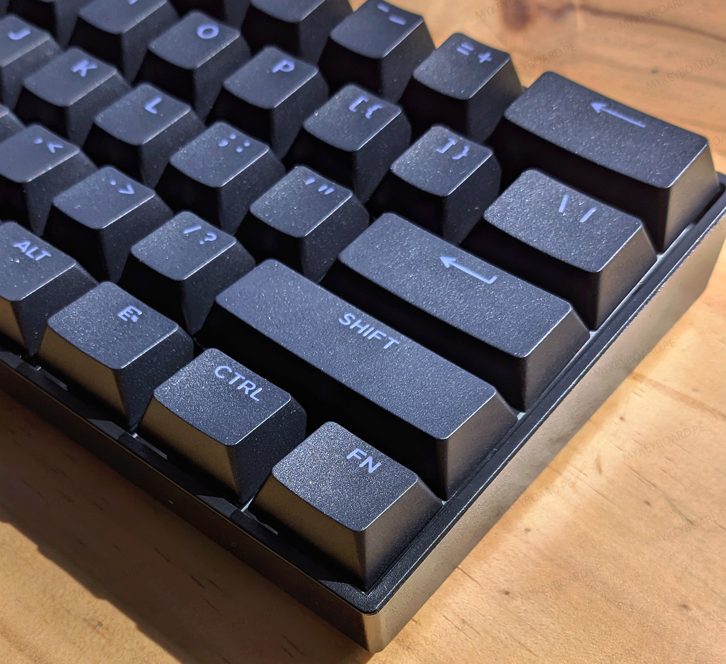 Vista angular del teclado magnético MCHOSE Ace 60 Pro Black en mykeyboard.pe, formato 60% con iluminación RGB activa.