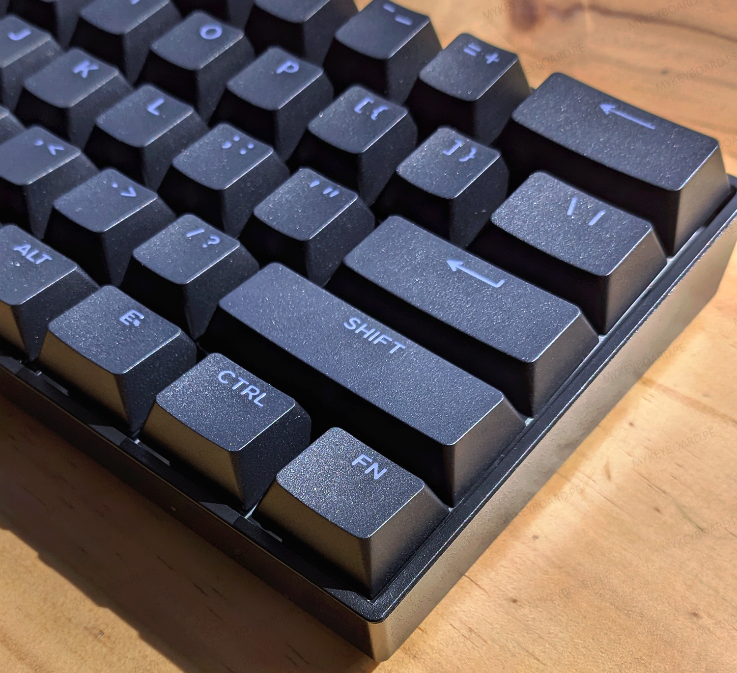 Vista angular del teclado magnético MCHOSE Ace 60 Pro Black en mykeyboard.pe, formato 60% con iluminación RGB activa.