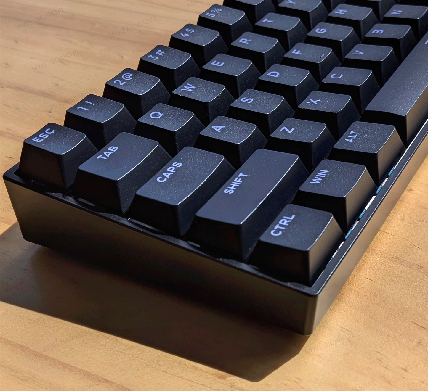 Vista del lado izquierdo del teclado magnético MCHOSE Ace 60 Pro Black en mykeyboard.pe, formato 60% con iluminación RGB activa.