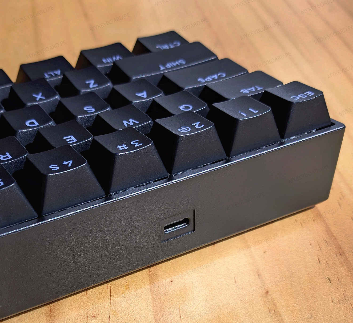 Vista de connector del teclado magnético MCHOSE Ace 60 Pro Black en mykeyboard.pe, formato 60% con iluminación RGB activa.