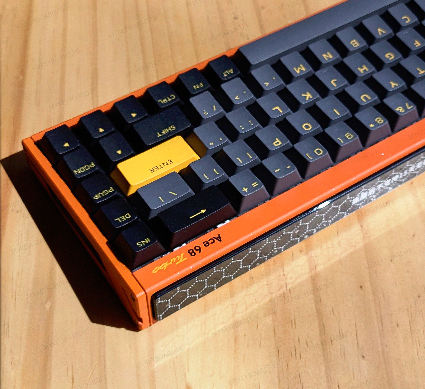 Detalle del chasis de aluminio CNC del MCHOSE Ace 68 Turbo – mykeyboard.pe