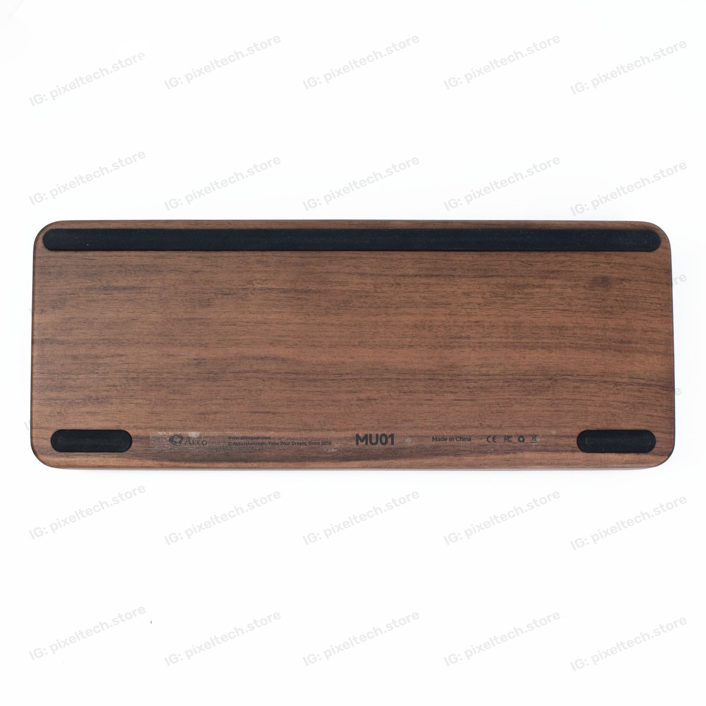 Vista inferior del teclado MyKeyboard Akko MU01 con carcasa de madera de nogal y almohadillas antideslizantes negras
