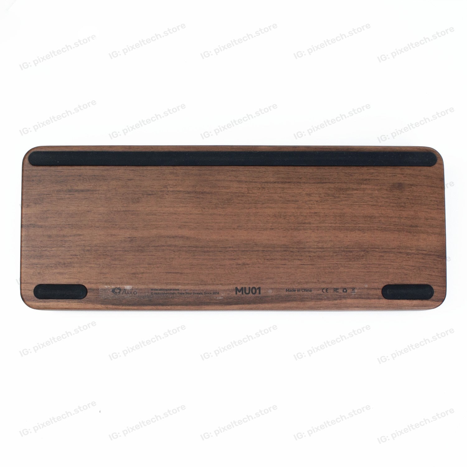 Vista inferior del teclado MyKeyboard Akko MU01 con carcasa de madera de nogal y almohadillas antideslizantes negras