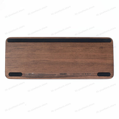 Vista inferior del teclado MyKeyboard Akko MU01 con carcasa de madera de nogal y almohadillas antideslizantes negras