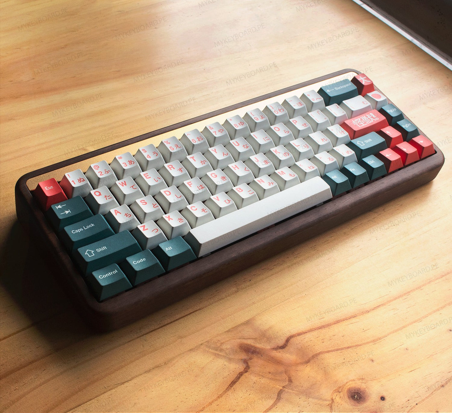 Teclado mecánico MyKeyboard Akko MU01 Kaiju con cuerpo de madera de nogal, teclas PBT perfil MOA y diseño RGB.