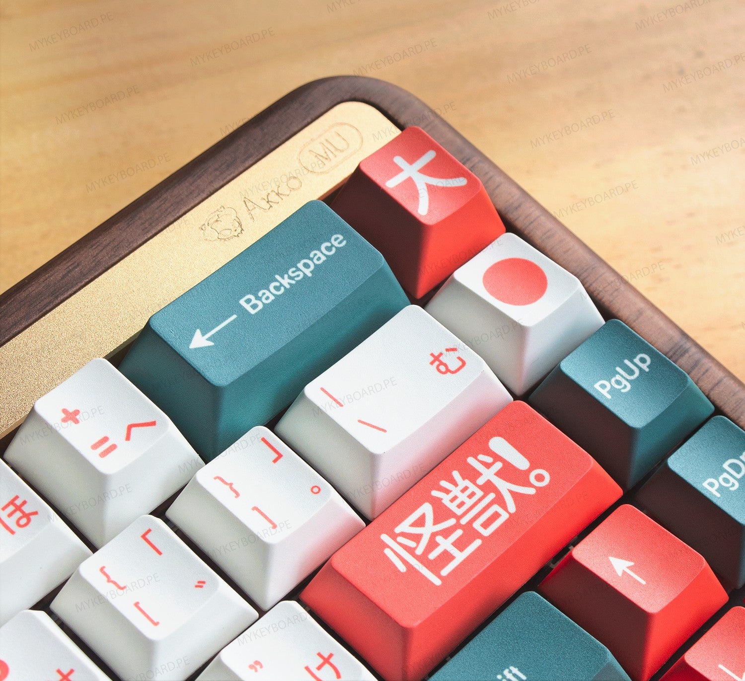 Teclado mecánico MyKeyboard Akko MU01 Kaiju con carcasa de madera de nogal y teclas PBT perfil MOA en tonos rojo y verde