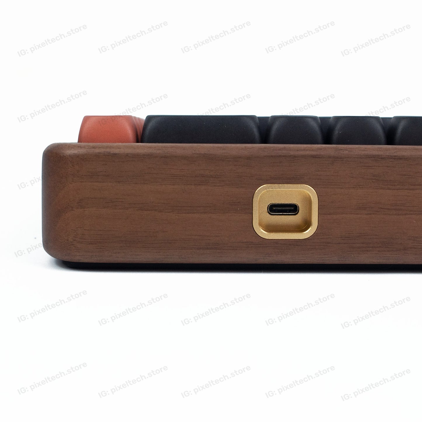 Teclado mecánico MyKeyboard AKKO MU01 con carcasa de madera de nogal y puerto USB-C en el lateral