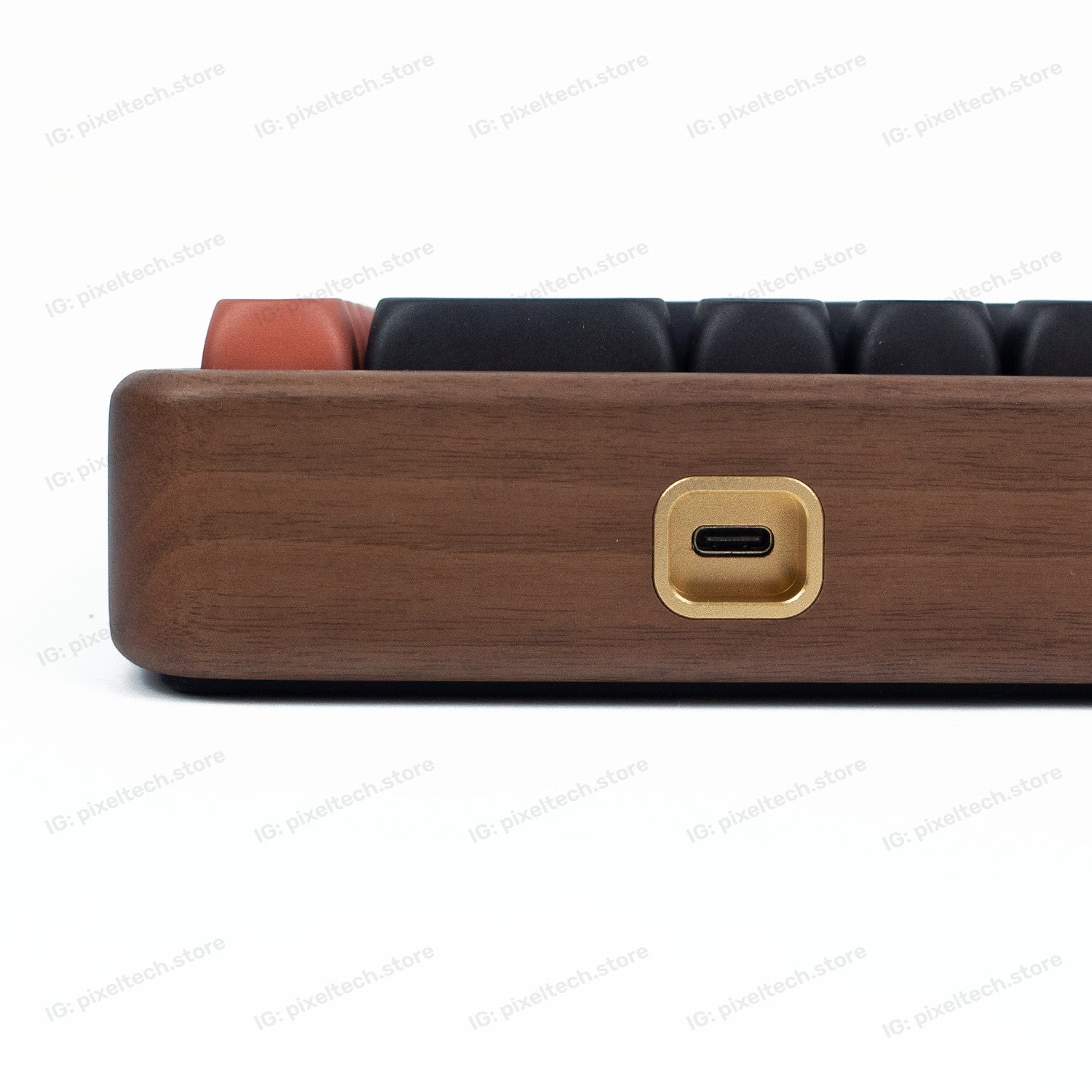 Teclado mecánico MyKeyboard AKKO MU01 con carcasa de madera de nogal y puerto USB-C en el lateral