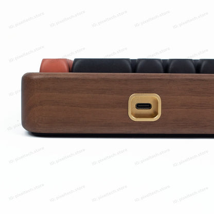 Teclado mecánico MyKeyboard AKKO MU01 con carcasa de madera de nogal y puerto USB-C en el lateral