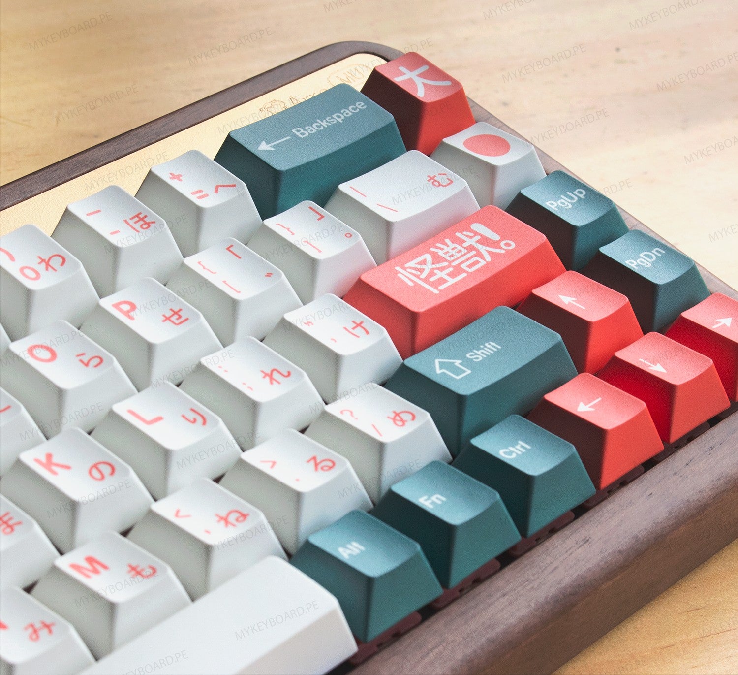 Teclado mecánico MyKeyboard Akko MU01 Kaiju con cuerpo de madera de nogal y teclas PBT perfil MOA en rojo y verde