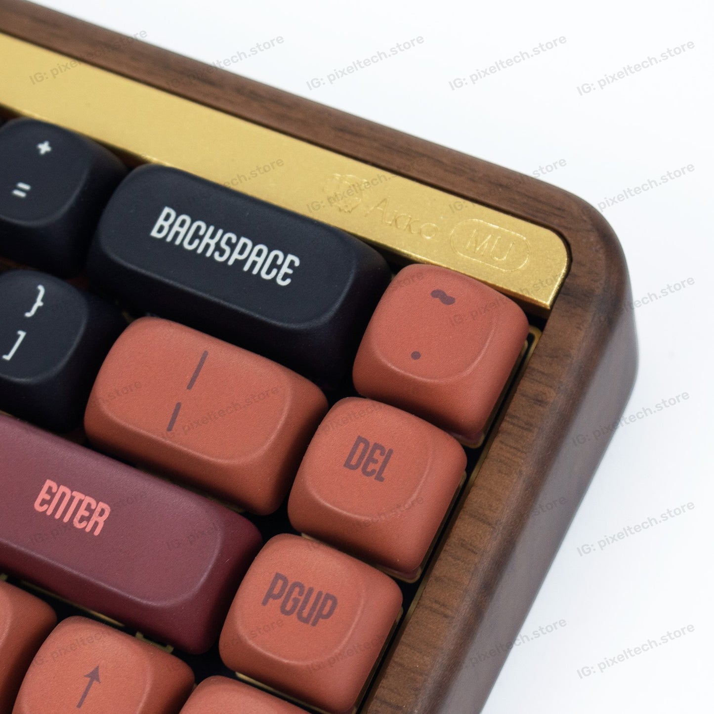 Teclado mecánico MyKeyboard Akko MU01 con carcasa de madera de nogal, teclas en tonos tierra y placa dorada