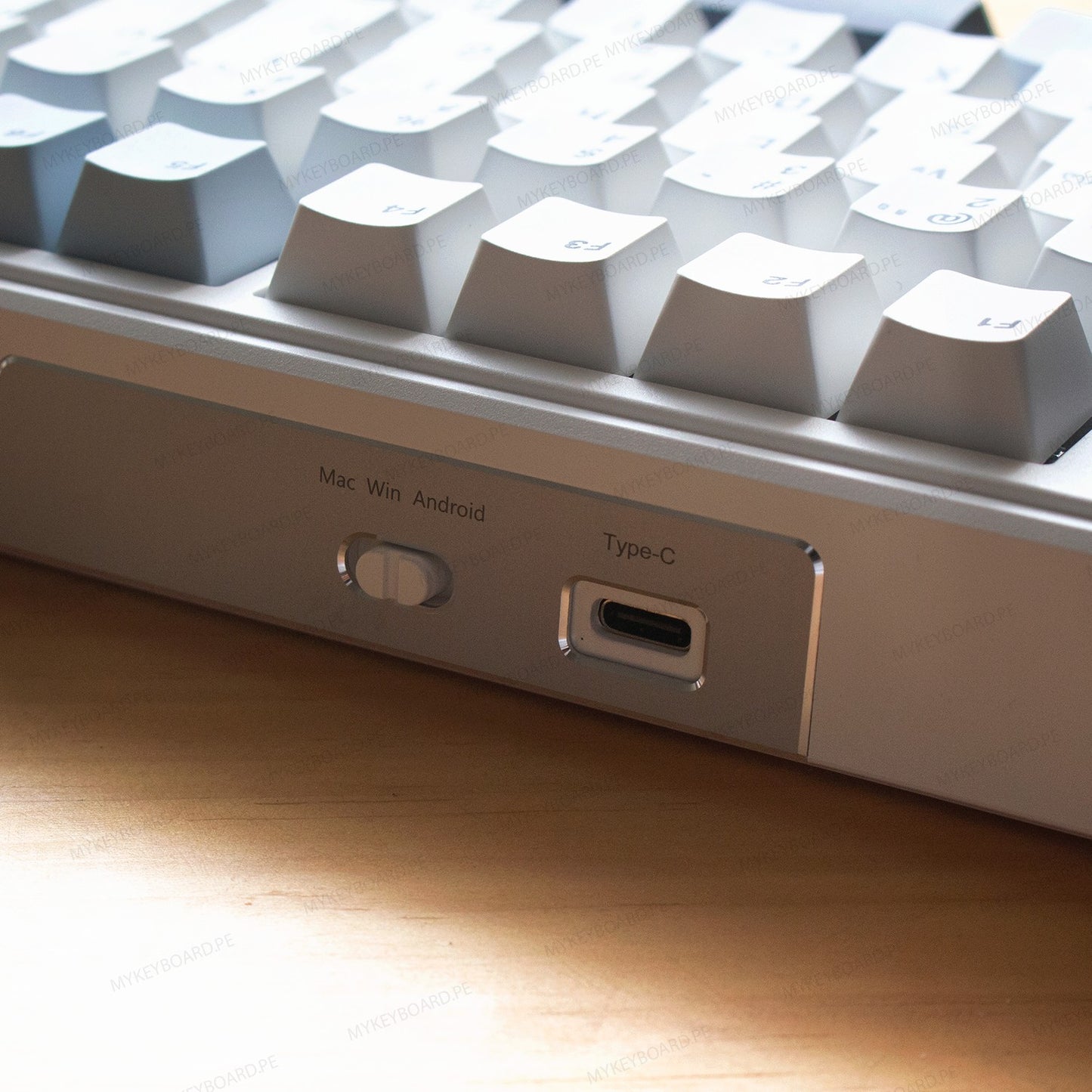 Detalle del puerto USB-C y selector de sistema operativo en el teclado mecánico MyKeyboard AULA F99 con teclas PBT