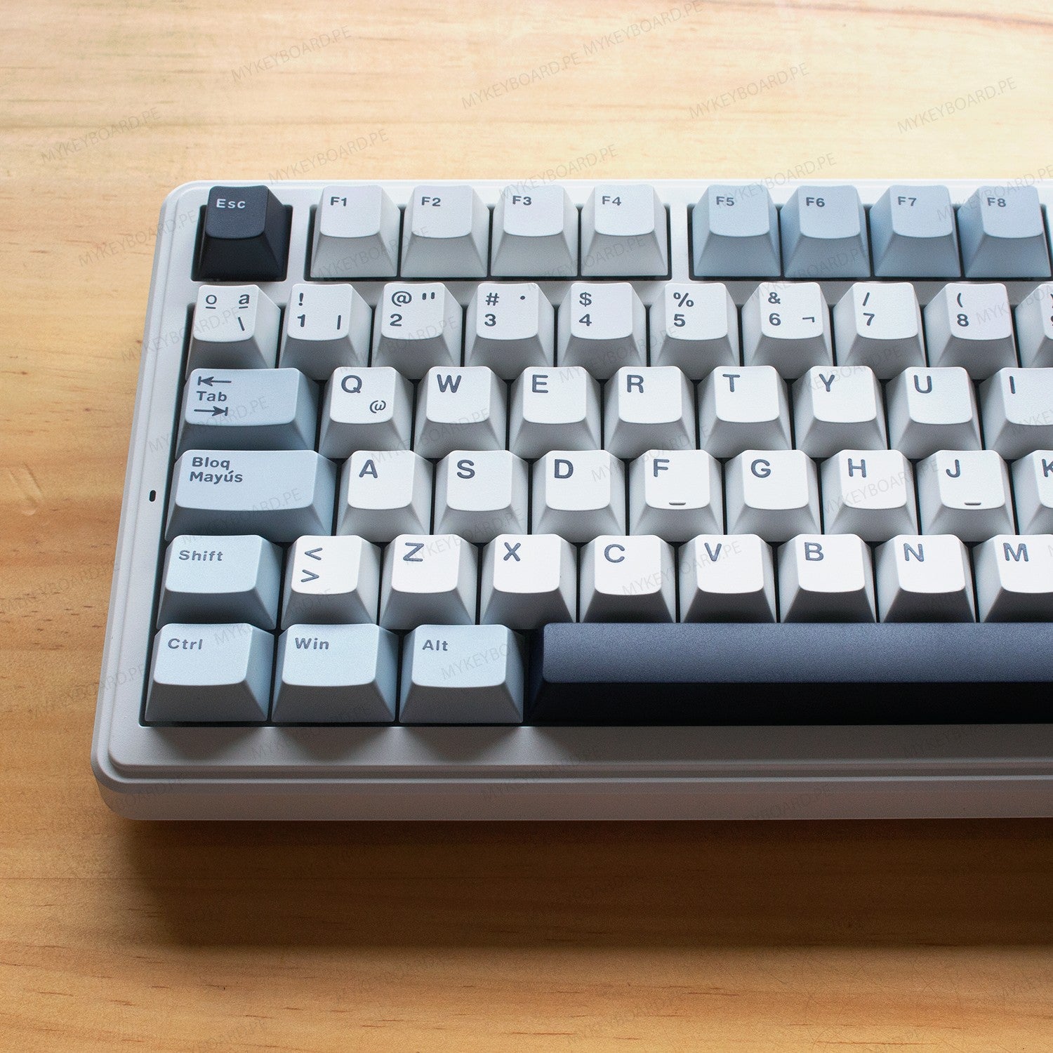 Teclado mecánico MyKeyboard Aula F99 ISO español con teclas PBT gris y blanco, estructura gasket e iluminación RGB