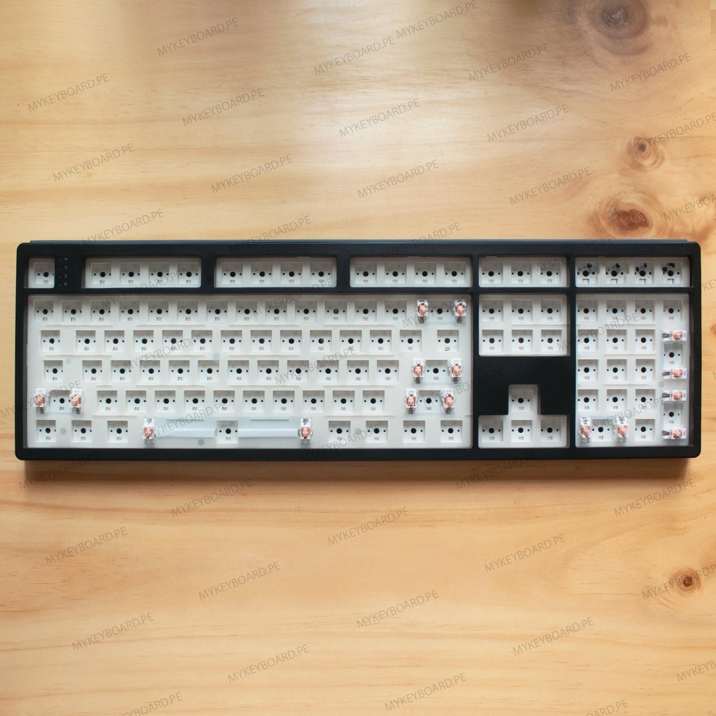 Base de teclado mecánico MyKeyboard EPOMAKER TH108 color negro, formato 100% con PCB hot-swap y montaje gasket