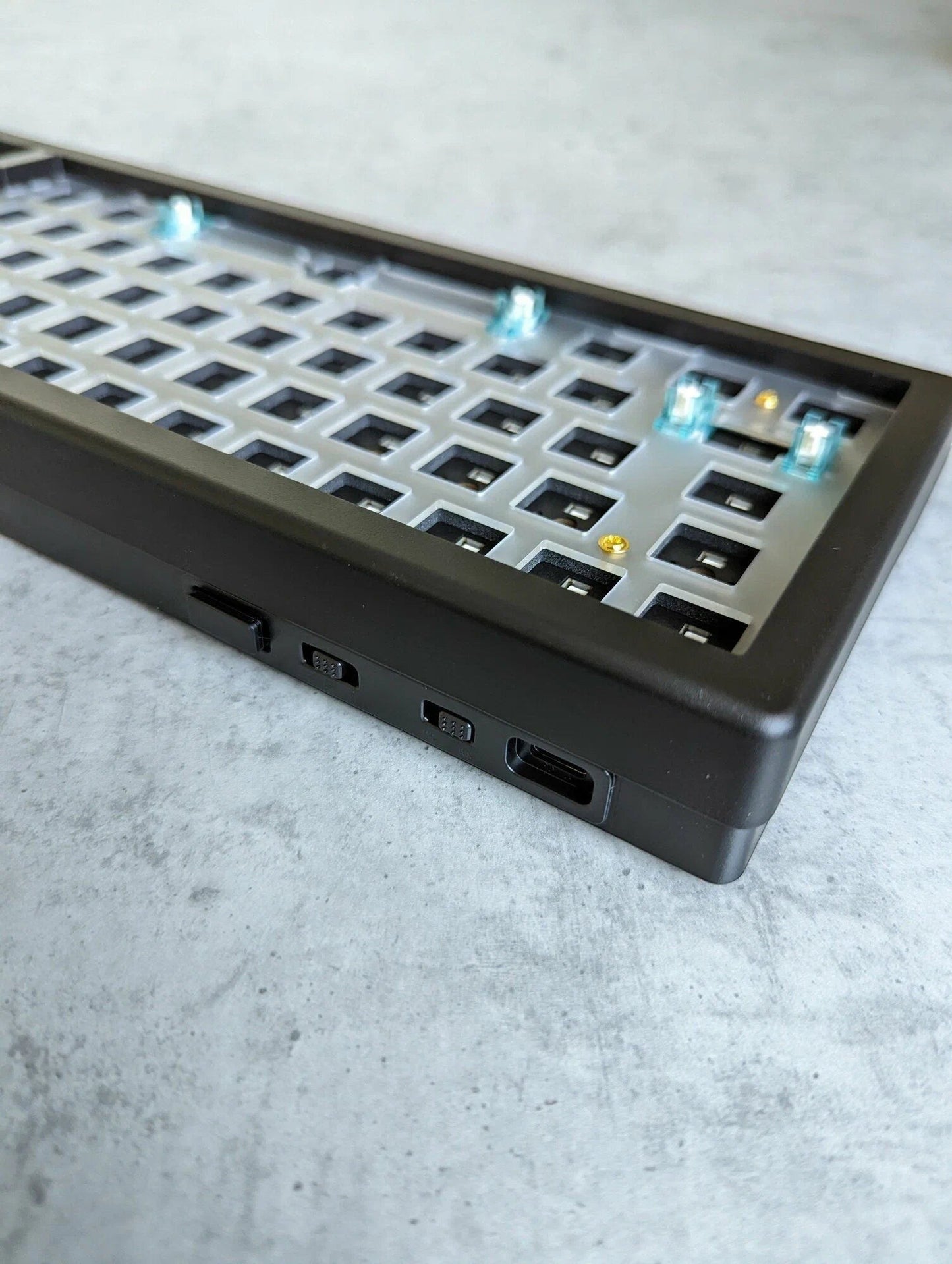 Base de teclado MyKeyboard ZUOYA GMK67 V2 negra formato 65% con hot swap y conectividad inalámbrica