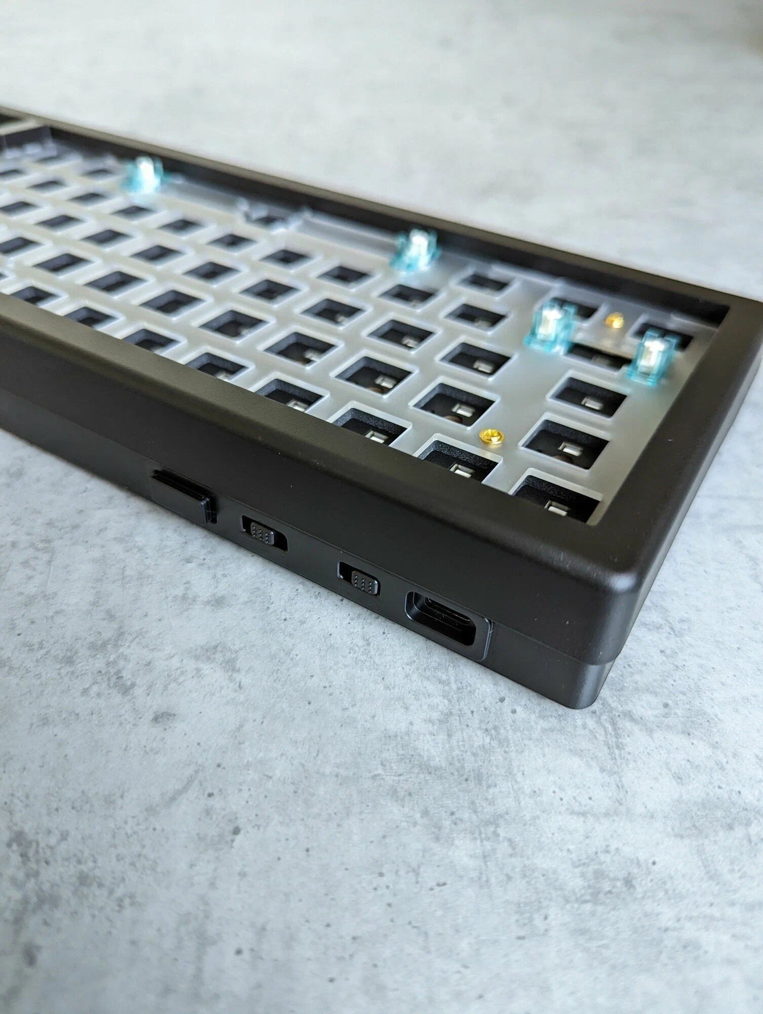 Base de teclado MyKeyboard ZUOYA GMK67 V2 negra formato 65% con hot swap y conectividad inalámbrica