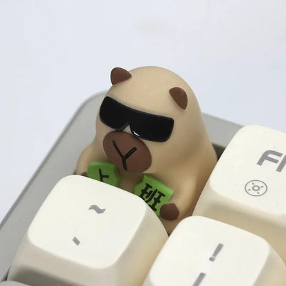Keycap artesanal MyKeyboard con forma de capibara beige con gafas de sol y carteles verdes en teclado mecánico