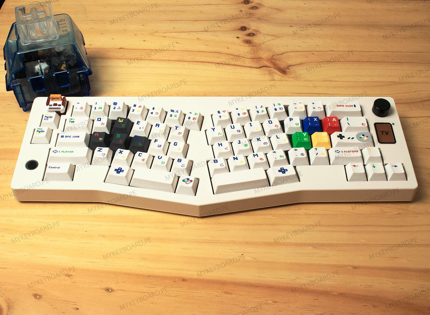 Teclado ergonómico MyKeyboard CIDOO Alice ABM066 con diseño retro Childhood Memories, pantalla LCD y knob lateral.