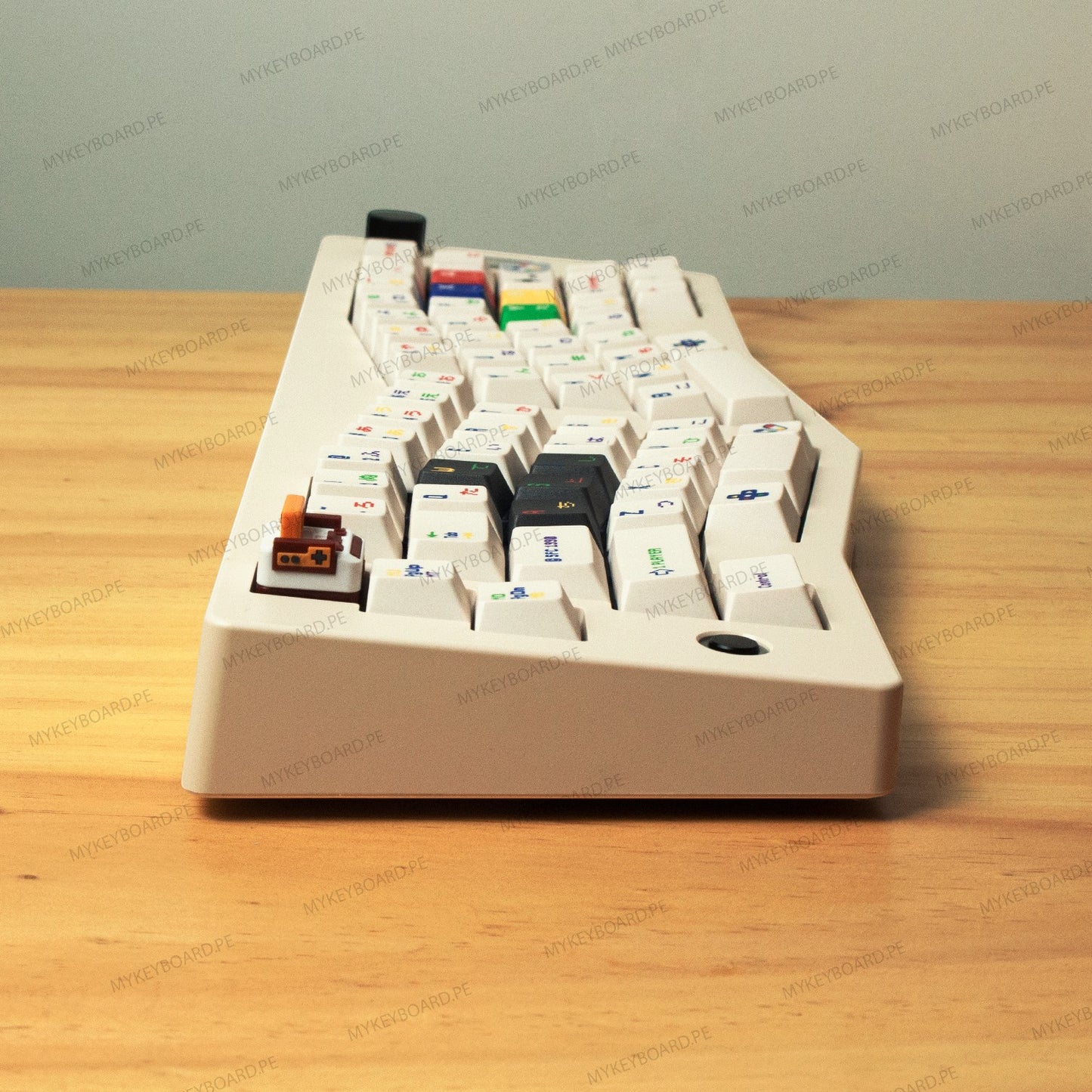 Teclado ergonómico MyKeyboard CIDOO Alice ABM066 Childhood Memories con teclas retro y diseño curvo sobre madera