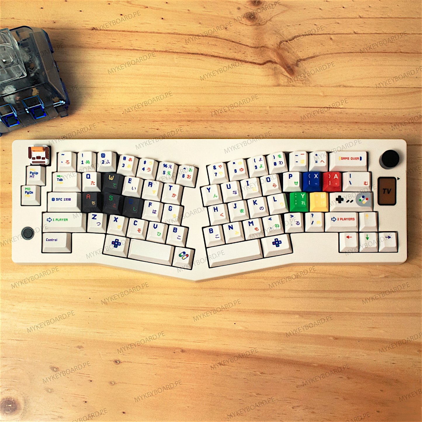 Teclado ergonómico MyKeyboard CIDOO Alice ABM066 con teclas retro de colores y pantalla LCD sobre escritorio de madera