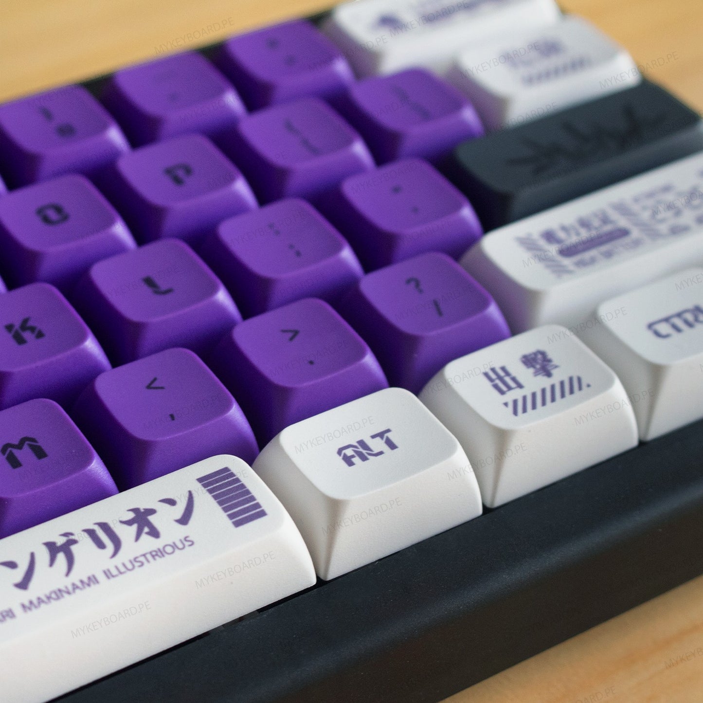 Teclado mecánico MyKeyboard CIDOO QK61 EVA01 60% con teclas moradas y blancas, diseño temático y retroiluminación RGB