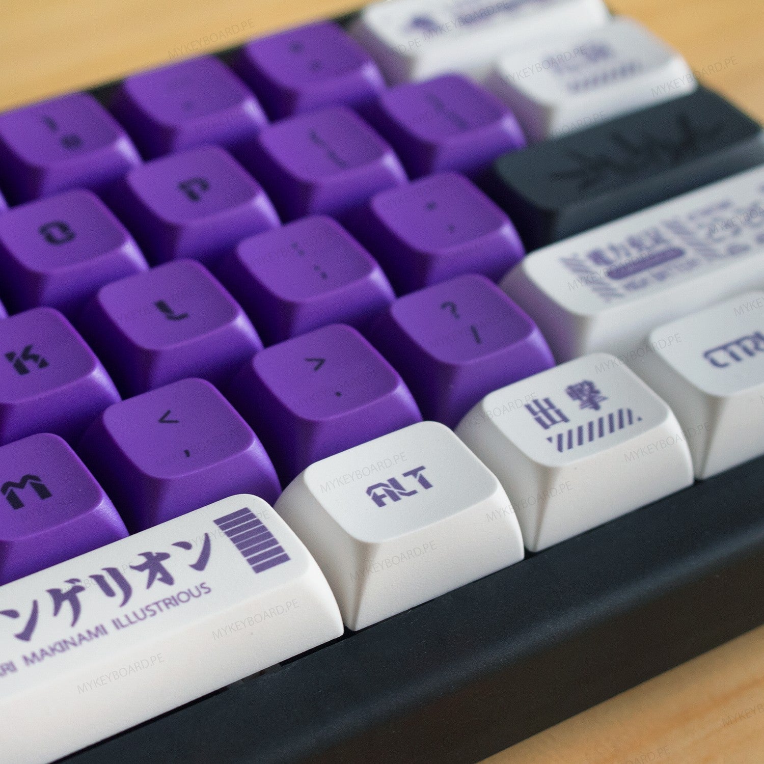Teclado mecánico MyKeyboard CIDOO QK61 EVA01 60% con teclas moradas y blancas, diseño temático y retroiluminación RGB