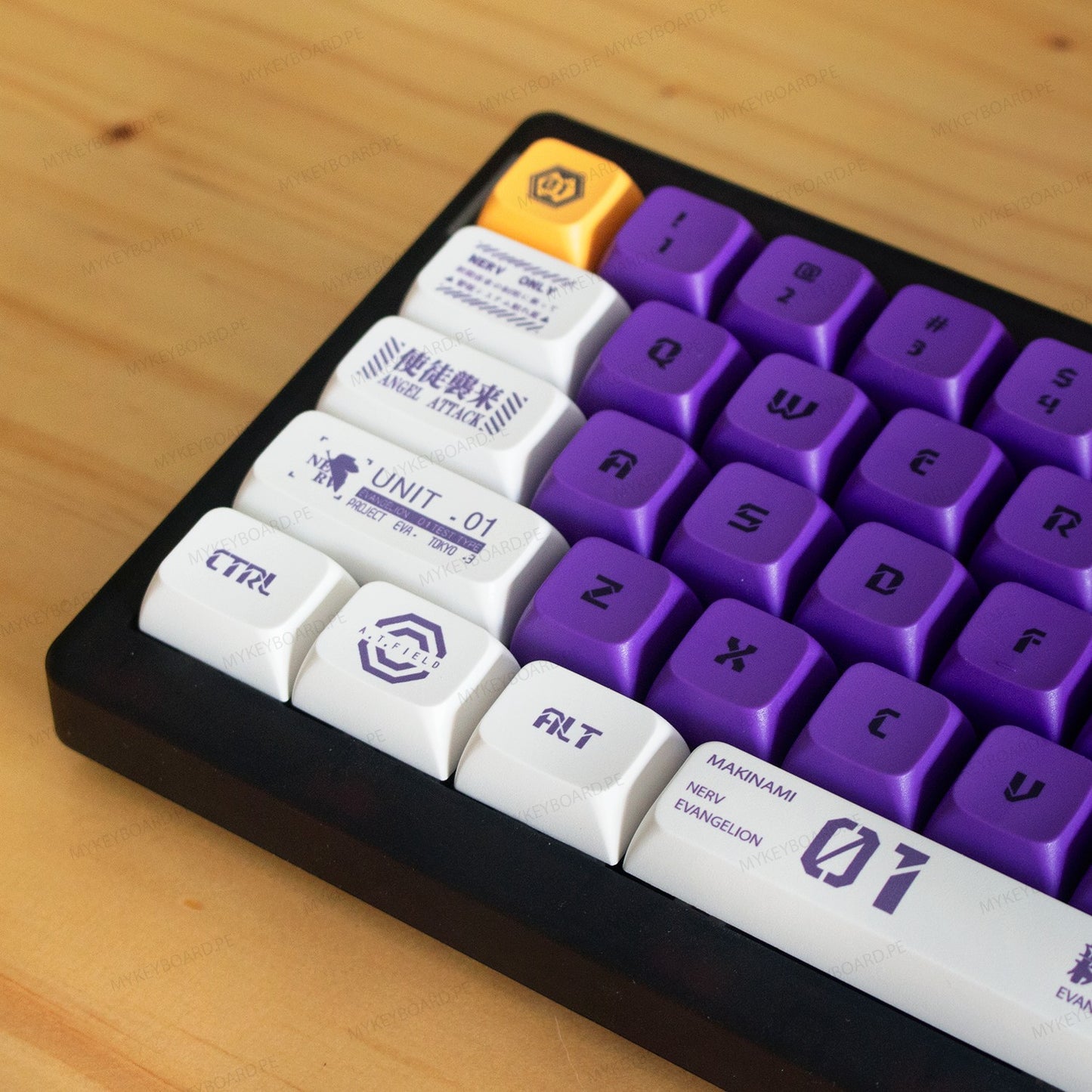 Teclado mecánico MyKeyboard CIDOO QK61 formato 60% con teclas temáticas EVA01 en color morado, blanco y naranja