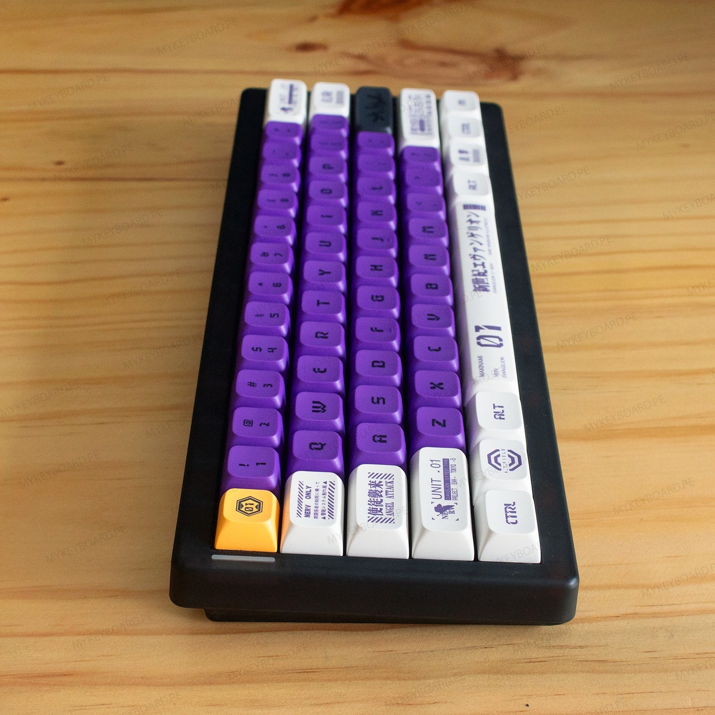 Teclado mecánico MyKeyboard CIDOO QK61 formato 60% con teclas temáticas EVA01 en color morado, blanco y naranja