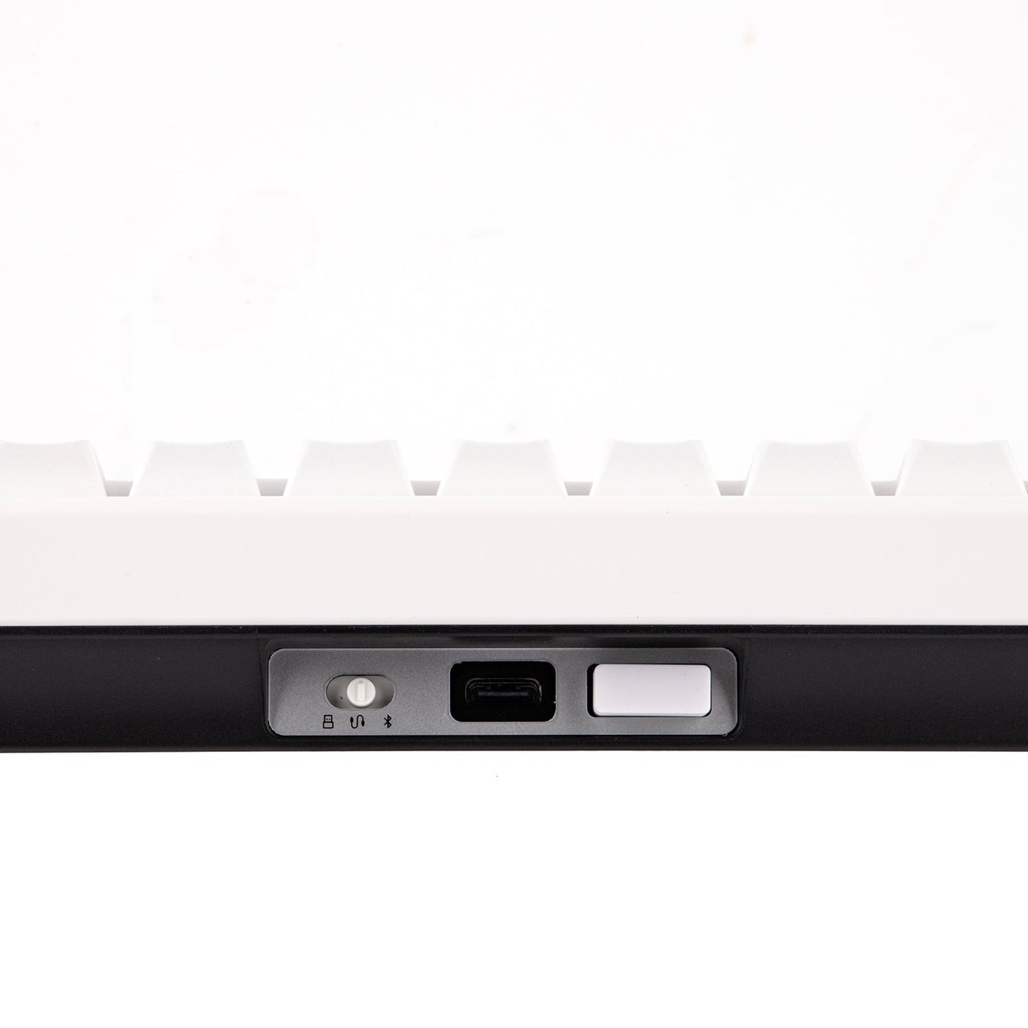 Panel trasero del teclado MyKeyboard CIDOO QK61 V2 con interruptor de modo, puerto USB-C y botón de conexión