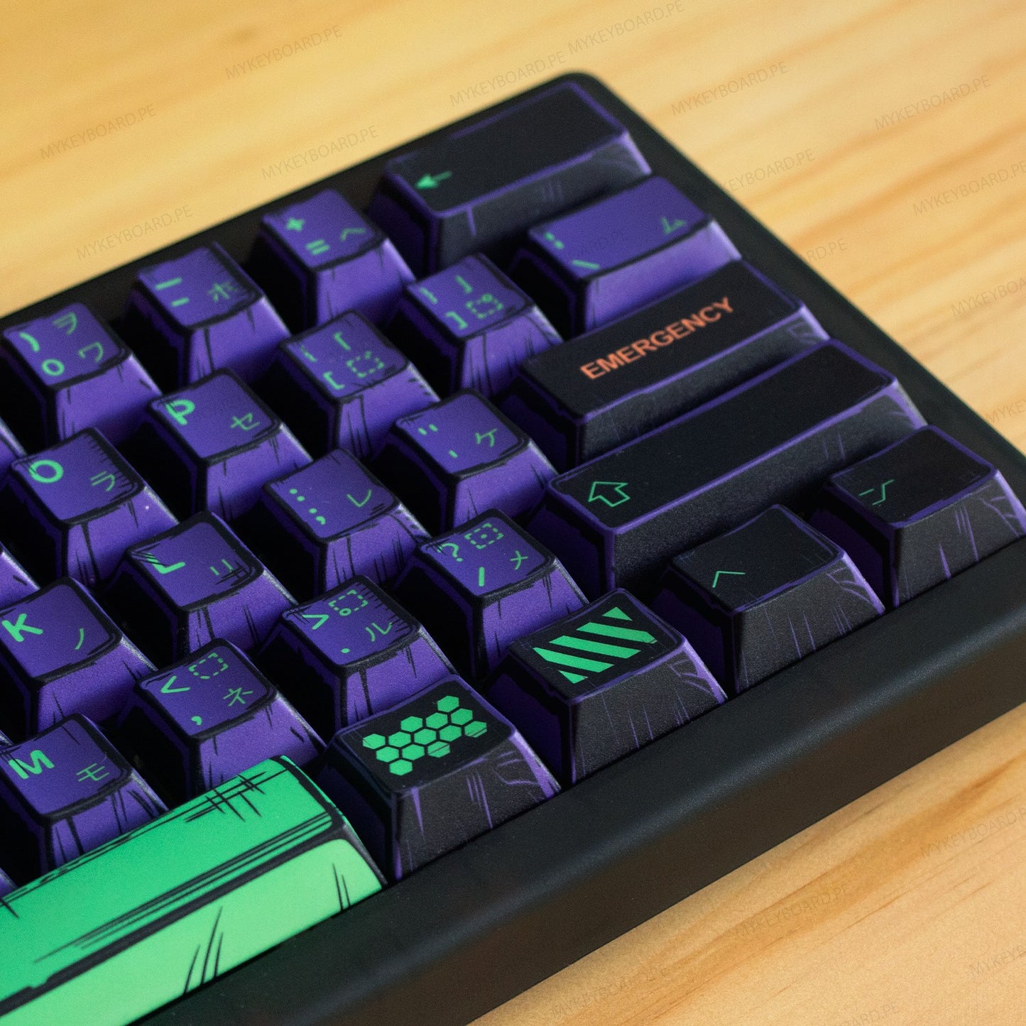 Teclado mecánico MyKeyboard CIDOO QK61 V2 60% con teclas temáticas EVA01 en morado y verde sobre superficie de madera