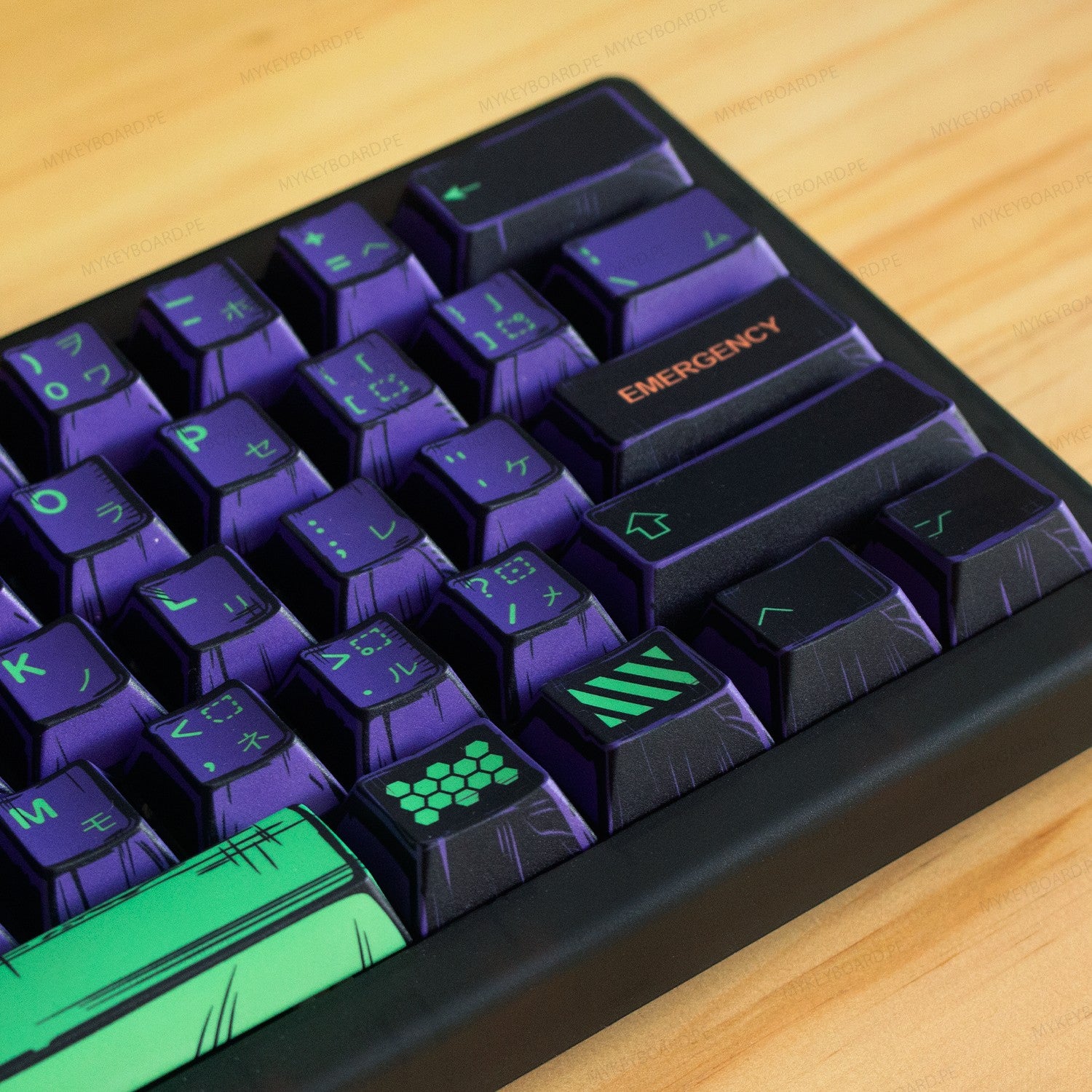 Teclado mecánico MyKeyboard CIDOO QK61 V2 60% con teclas temáticas EVA01 en morado y verde sobre superficie de madera