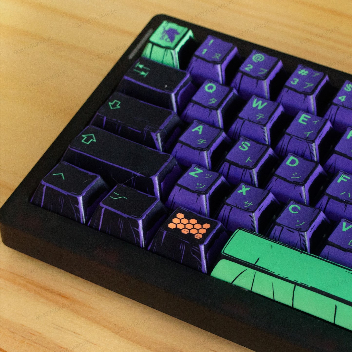 Teclado mecánico MyKeyboard CIDOO QK61 V2 formato 60% con teclas temáticas EVA01 en tonos morado y verde neón.