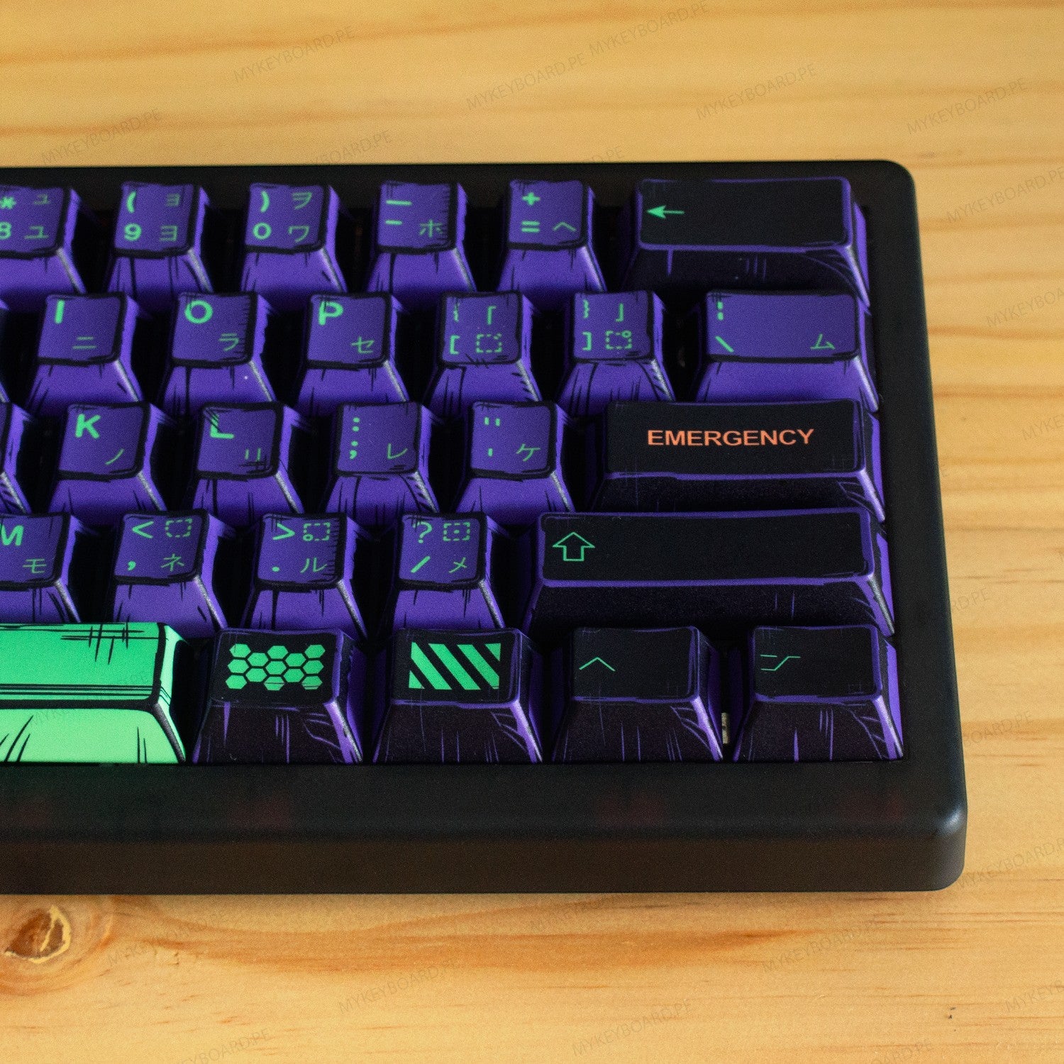 Teclado mecánico MyKeyboard CIDOO QK61 V2 formato 60% con teclas temáticas EVA01 en morado, negro y verde neón.