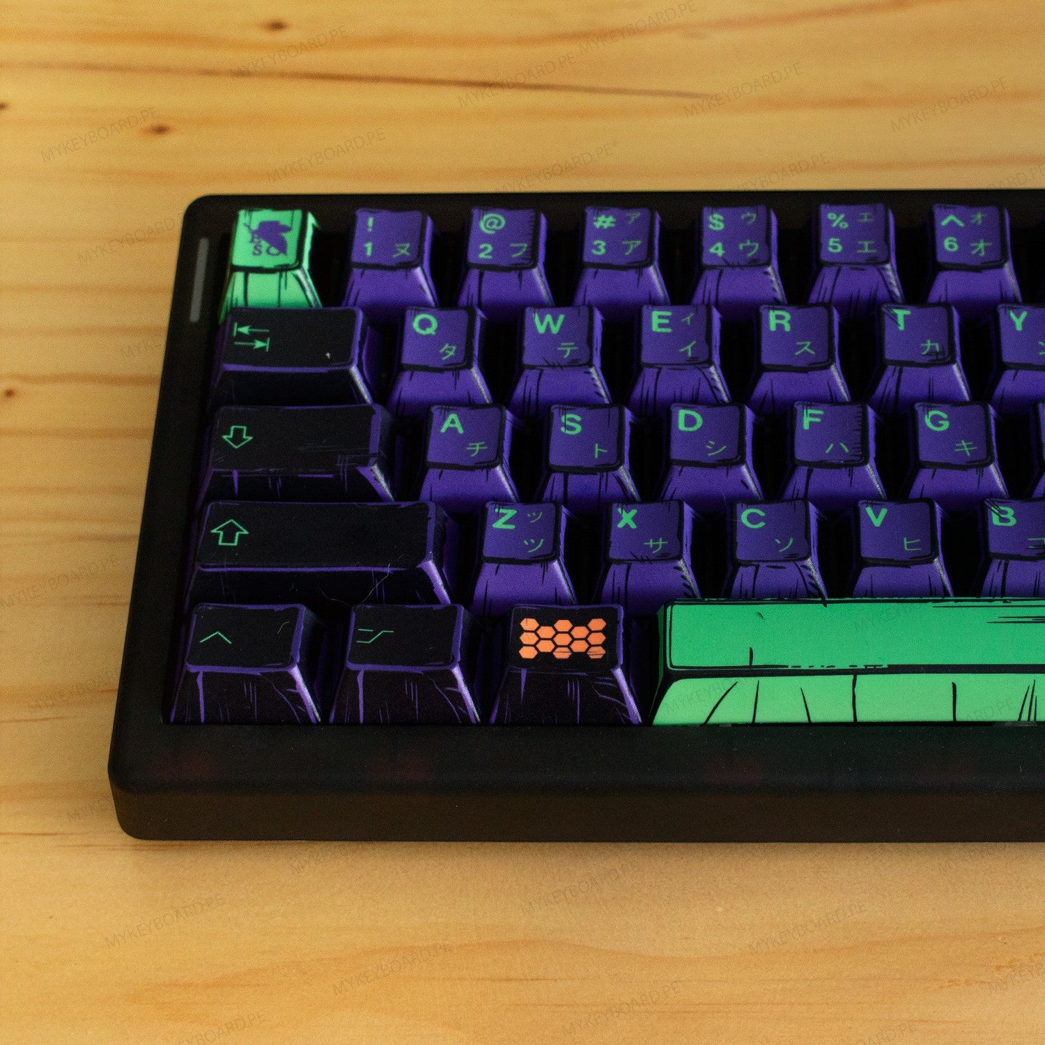 Teclado mecánico MyKeyboard CIDOO QK61 V2 formato 60% con teclas temáticas EVA01 en morado y verde sobre madera
