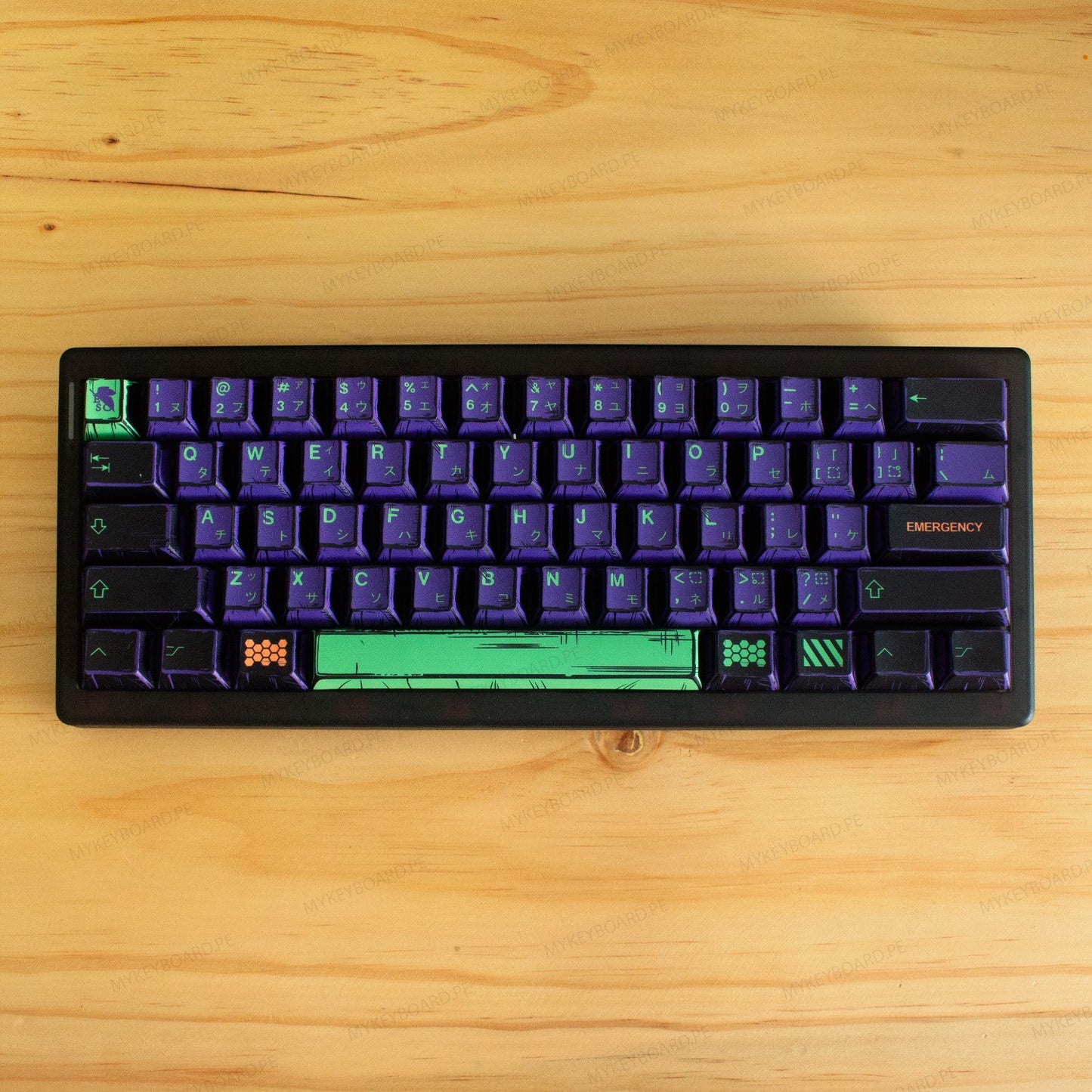 Teclado mecánico MyKeyboard CIDOO QK61 V2 60% con diseño temático EVA01, teclas moradas y verdes e iluminación RGB.