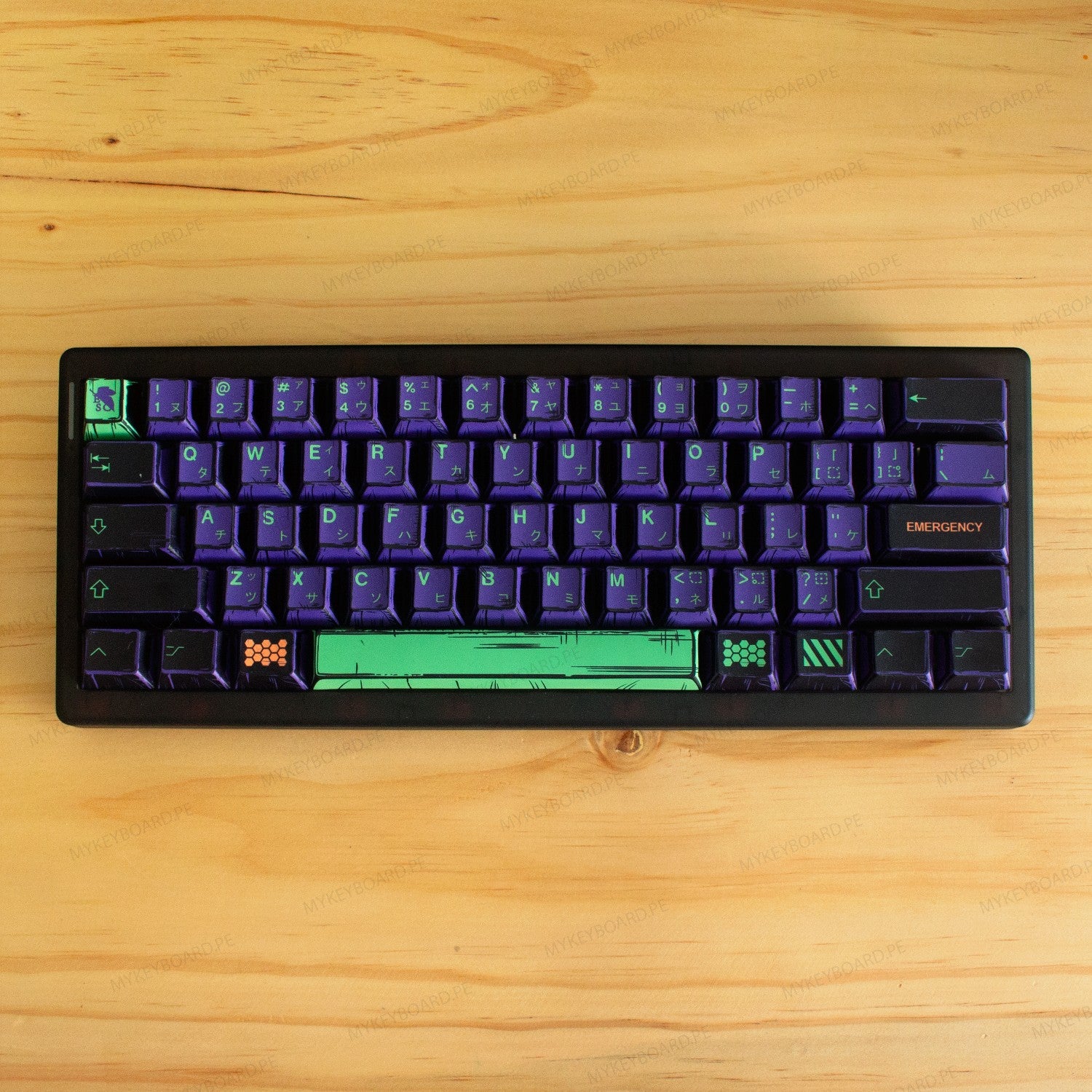Teclado mecánico MyKeyboard CIDOO QK61 V2 60% con diseño temático EVA01, teclas moradas y verdes e iluminación RGB.