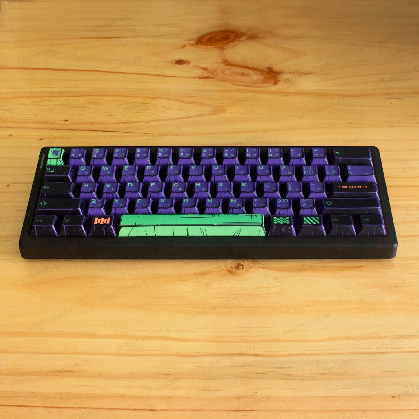 Teclado mecánico MyKeyboard CIDOO QK61 V2 formato 60% con teclas temáticas EVA01 en morado y verde sobre madera