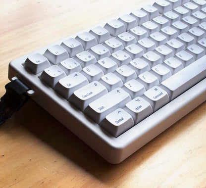 Teclado mecánico MyKeyboard CIDOO QK75 compacto 75% en color blanco con teclas estilo Mac sobre escritorio de madera